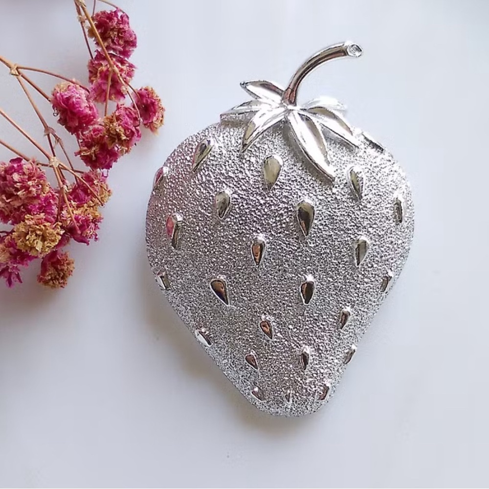 VINTAGE SARAH COVENTRY LARGE STRAWBERRY BROOCH IN SILVER TONE 1968 - Picture 1 of 8